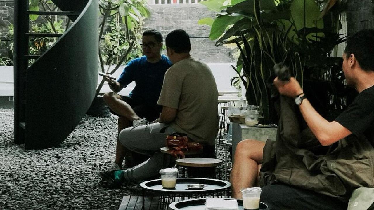 Anak-anak Bebas Bermain dan Orang Tua Santai sambil Ngopi
