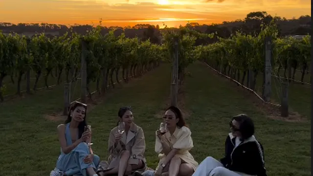 Gaya Kompak Jessica Mila Liburan Akhir Tahun Bareng Kakak Ipar dan Mertua di Australia