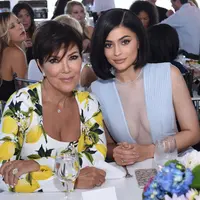 Siapa yang butuh dokter saat miliki Kris Jenner? Sang momager ternyata membantu Kylie Jenner melahirkan. (GETTY IMAGES-VIVIEN KILLILEA-Cosmopolitan)