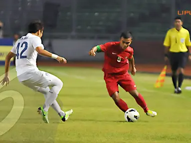 M. Fatchu Rahman (nomor 5) membantu serangan Indonesia U19 lewat sisi kanan pertahanan Korea Selatan (Liputan6.com/ Helmi Fithriansyah)