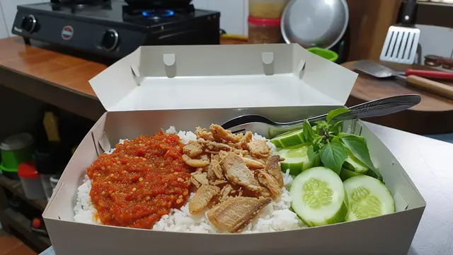 Ide Jualan Menu Sahur Modal Rp100 Ribuan Nasi Sambal Ikan Asin Lalapan