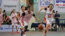Pebasket putri bertanding pada final penyisihan Jr. NBA Global Championship Asia Pacific Selection Camp di Kampus UPH, Tangerang, Minggu (16/6/2019). Penyisihan yang digelar sejak 15-16 Juni akan memilih 10 anak laki-laki dan 10 anak perempuan mewakili Asia-Pasifik. (Liputan6.com/Fery Pradolo)