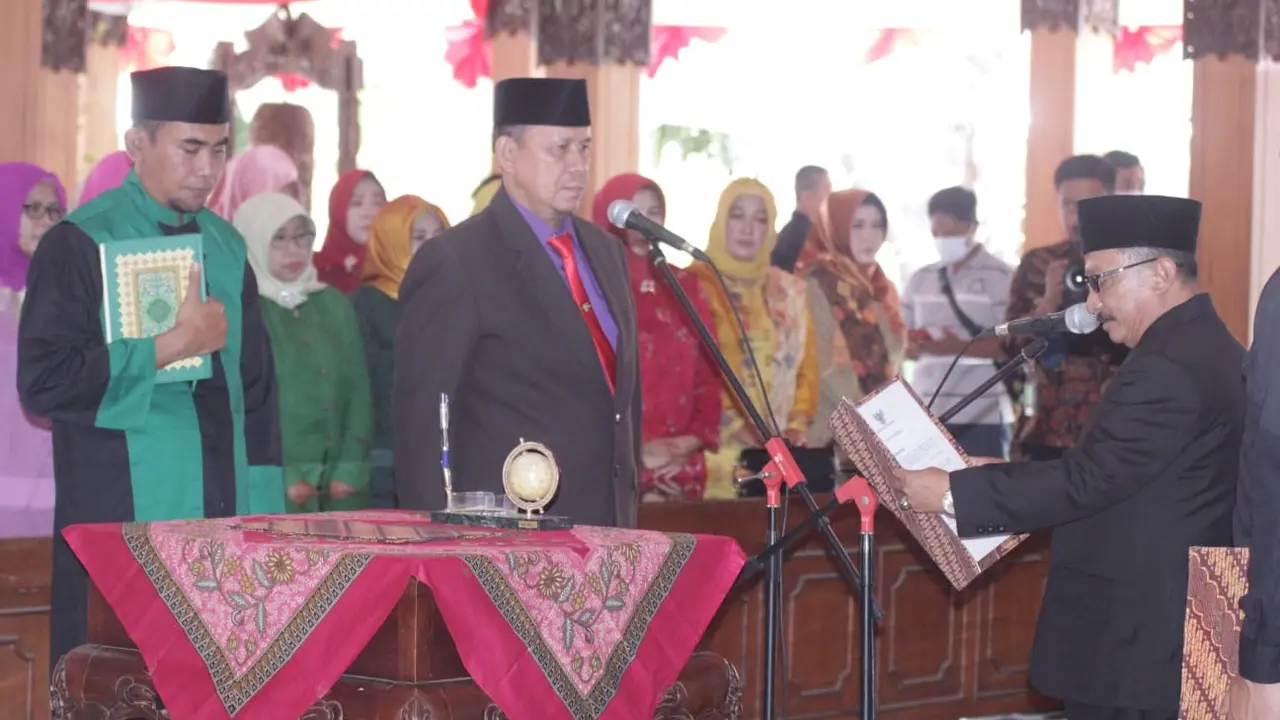 Pelantikan pejabat sementara Sekretaris Daerah Situbondo penganti Sekda Lama Syaifullah yang pensiun. (Istimewa)