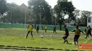Citizen6, Surabaya: Unggul materi pemain, Tim Denmako Staf yang diperkuat 5 pemain Persatuan Sepak Bola TNI AL (PSAL) Wilayah Timur berhasil melibas tim Komando Pendidikan Oparasi Laut (Kodikopsla) 2-0 tanpa balas, Senin (9/4). (Pengirim: Penkobangdikal)