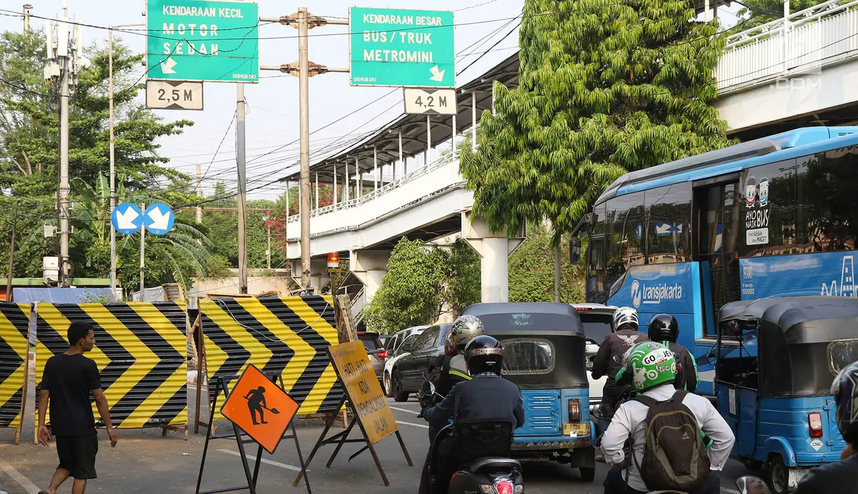 Kendaraan mengantre untuk melewati Jalan Sultan Agung, Jakarta, Rabu (25/10). Pengalihan arus dan penutupan jalan ini dilakukan dikarenakan adanya pengerjaan proyek double-double track kereta api Jatinegara-Manggarai. (Liputan6.com/Immanuel Antonius)