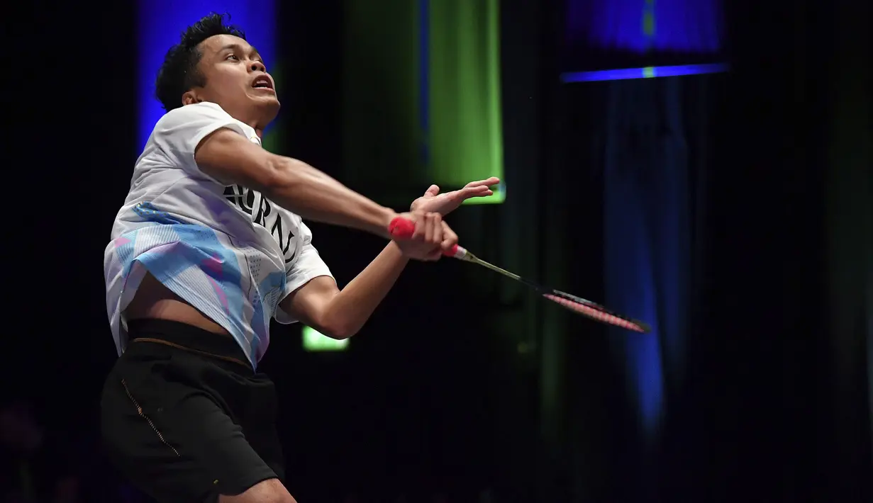 Tunggal putra Indonesia, Anthony Sinisuka Ginting melepaskan smes ke arah lawannya pemain Prancis, Christo Popov pada laga semifinal kejuaraan bulu tangkis All England 2024 di Utilita Arena, Birmingham, Inggris, Sabtu (16/3/2024) sore WIB. Anthony Ginting menang rubber game 19-21, 21-5 dan 21-11. (AP Photo/Rui Vieira)