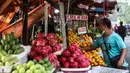 Pedagang Kaki Lima merapikan buah di kebayoran lama, Jakarta, Selasa (21/9/2021). Untuk mendorong pertumbuhan ekonomi dampak PPKM pemerintah mempercepat penyaluran Bantuan Langsung Tunai (BLT) untuk Pedagang Kaki Lima (PKL). (Liputan6.com/Johan Tallo)