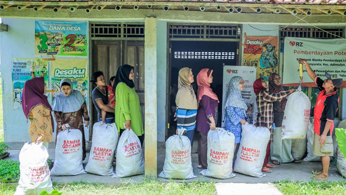 Masyarakat Desa Banyurata Kini Punya Bank Sampah