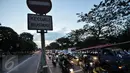 Pengguna motor menerobos jalur Transjakarta di kawasan Manggarai, Jakarta, Senin (1/8). Sebelumnya, Pemprov DKI Jakarta menyatakan komitmennya untuk terus melakukan sterilisasi jalur bus Transjakarta. (Liputan6.com/Yoppy Renato)