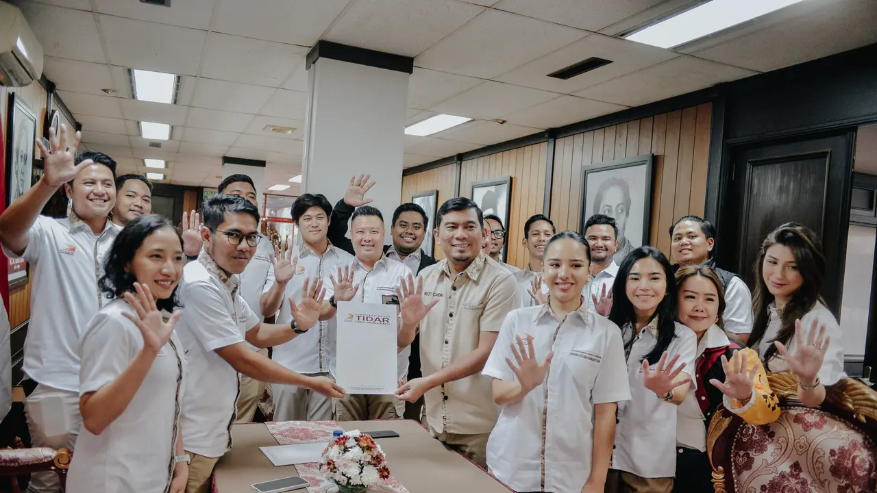 Sekretaris Jenderal PP Tidar Rocky Candra (ketiga kiri) mewakilkan Rahayu Saraswati Djojohadikusumo mengambil formulir pendaftaran Ketua Umum PP Tidar periode 2025–2030 di DPP Partai Gerindra, Pasar Minggu, Jakarta Selatan, Sabtu (19/4/2025) (Istimewa)