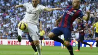 Karim Benzema dibayangi Mascherano (GERARD JULIEN / AFP)