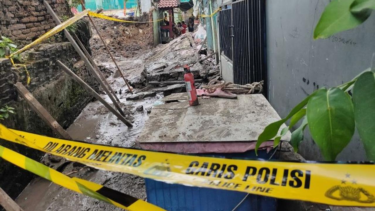 Polisi Selidiki Insiden Tembok Sekolah Roboh di Palmerah, Timpa Sejumlah Motor Warga