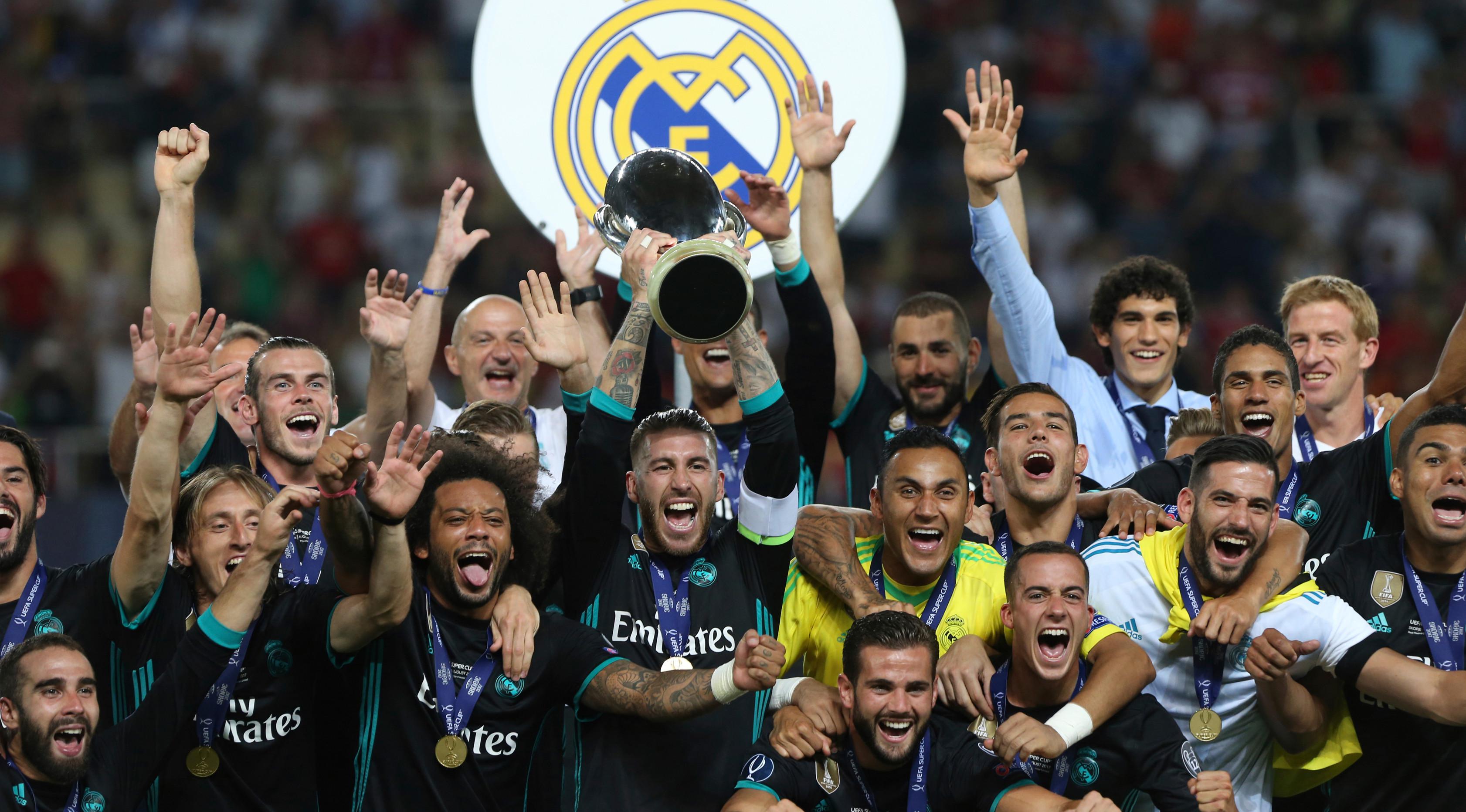 Pemain Real Madrid berselebrasi mengangkat trofi Piala Super Eropa usai menumbangkan Manchester United (MU) di Skopje, Macedonia, Selasa (8/8). Real Madrid mengalahkan Manchester United dengan skor 2-1.  (AP Photo/Boris Grdanoski)