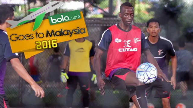 Makan Konate memamerkan kemampuan mengolah bola saat menjalani latihan bersama klub T-Team asal Malaysia yang dipimpin oleh pelatih Rahmad Darmawan, Sabtu (30/1/2016). 