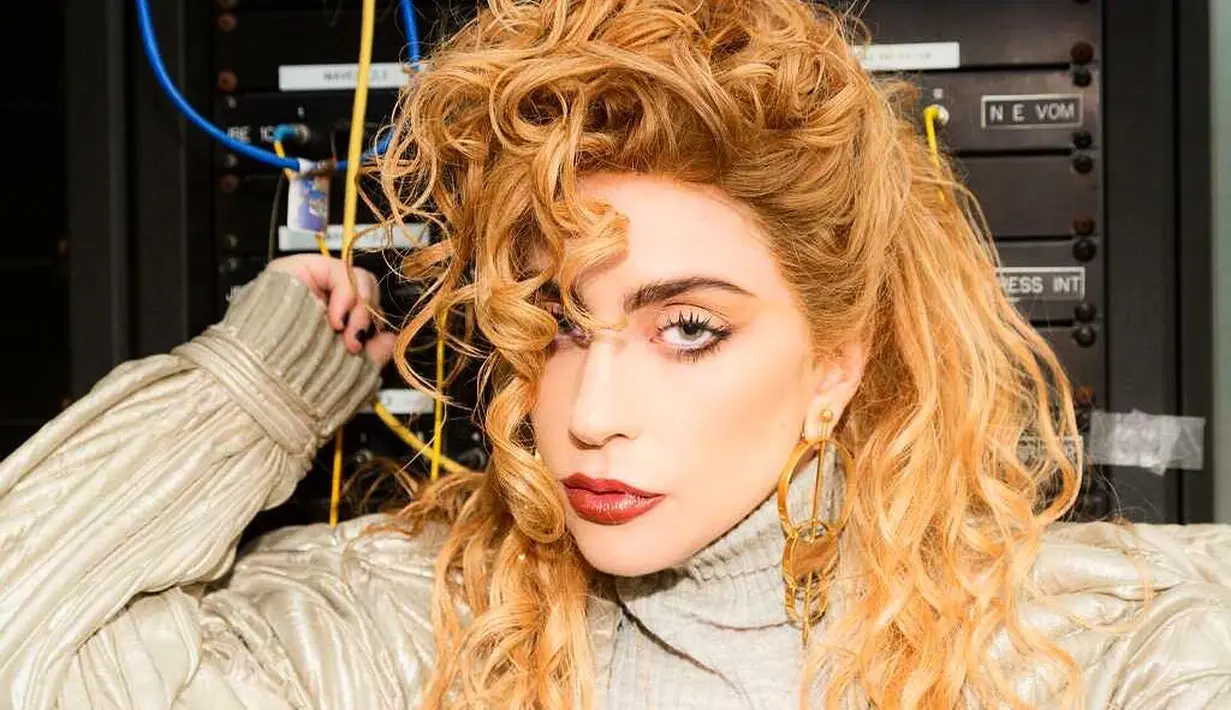 Lady Gaga sendiri kini tengah berjuang melawan fibromyalgia, gangguan menyakitkan yang menyebabkan nyeri otot, kelelahan, masalah tidur, ingatan dan mood. (instagram/ladygaga)