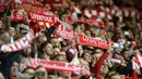 Suporter Liverpool membentangkan slayer untuk mendukung timnya bertanding melawan Villareal pada laga leg kedua semifinal Liga Europa di Stadion Anfield, Liverpool, Jumat (6/5/2016)  dini hari WIB. (AFP/Oli Scarff) 