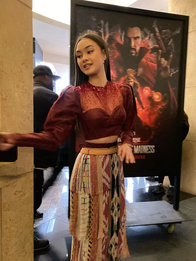 Caitlin Halderman di Gala Premiere Dr Strange 2