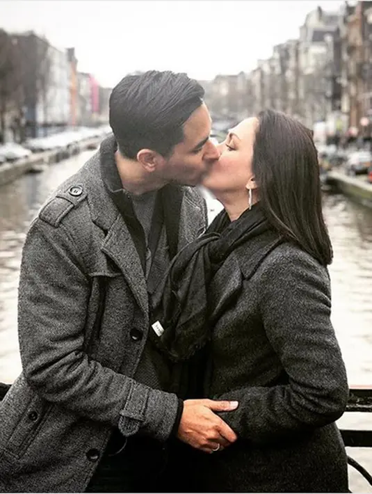 "Pemandangan alam memang indah, tapi kamu membuat semuanya lebih sempurna." tulis Darius saat naik gunung bersama keluarga ke Papandayan, Garut, Jawa Barat. (Instagram/darius_sinathrya)