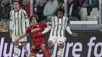 Gelandang Juventus, Juan Cuadrado (kanan), berebut bola dengan pemain Sevilla, Bryan Gil, dalam leg pertama semifinal Liga Europa di Allianz Stadium, Jumat (12/5/2023) dini hari WIB. Juventus dan Sevilla bermain imbang 1-1 dalam laga tersebut. (Tano Pecoraro/LaPresse via AP)