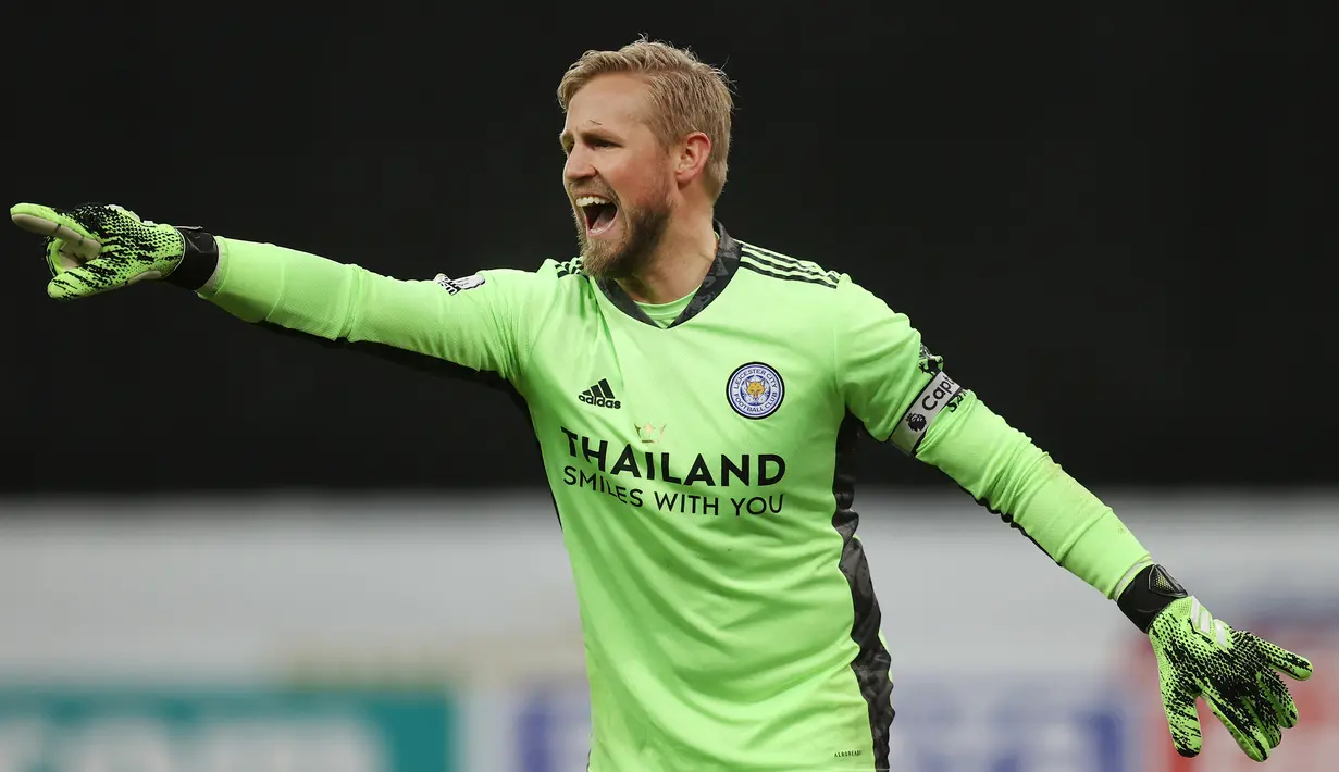 4. Kasper Schmeichel (Leicester City). Kiper asal Denmark berusia 34 tahun ini telah membuat 9 kali clean sheets dalam 23 penampilannya selama 2070 menit. (AFP/Lee Smith/Pool)