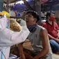 Petugas medis Kecamatan Gambir melakukan tes swab terhadap pedagang Pasar Thomas, Jakarta, Rabu (17/6/2020). Tes swab dilakukan untuk memutus rantai penularan virus corona COVID-19. (merdeka.com/Imam Buhori)