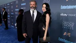 Aktor kawakan Mel Gibson dan pacar mudanya, Rosalind Ross berpose di karpet merah Critic's Choice Awards 2016 di California, Minggu (11/12). Tak hanya mesra, saat ini Rosalind bahkan sedang hamil anak Mel yang ke-9. (Christopher Polk/Getty Images/AFP)