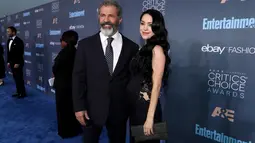 Aktor kawakan Mel Gibson dan pacar mudanya, Rosalind Ross berpose di karpet merah Critic's Choice Awards 2016 di California, Minggu (11/12). Tak hanya mesra, saat ini Rosalind bahkan sedang hamil anak Mel yang ke-9. (Christopher Polk/Getty Images/AFP)