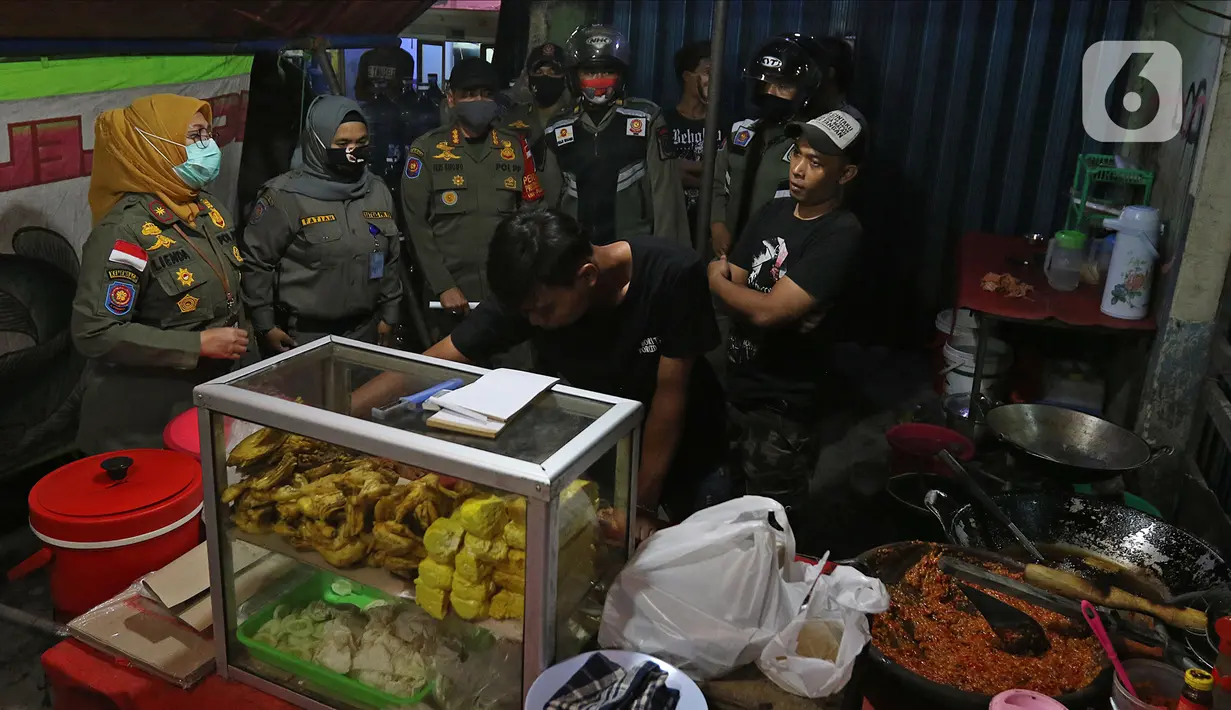 Petugas melakukan sosialisasi aturan jam malam di sepanjang Jalan Margonda, Depok, Senin (31/8/2020). Sosialisasi aturan jam malam dilakukan selama 3 hari di kawasan Depok yang diberlakukan mulai malam hari ini guna meminimalisir penyebaran covid-19. (Liputan6.com/Herman Zakharia)