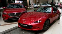 Tampilan mobil Mazda CX3 dan MX-5 RF yang dipamerkan dalam pagelaran Mazda Power Drive 2017 di Epiwalk, Kuningan, Jakarta, Sabtu (21/10). Dalam acara ini pengunjung dapat menikmati berbagai suguhan acara menarik dari Mazda. (Liputan6.com/JohanTallo)