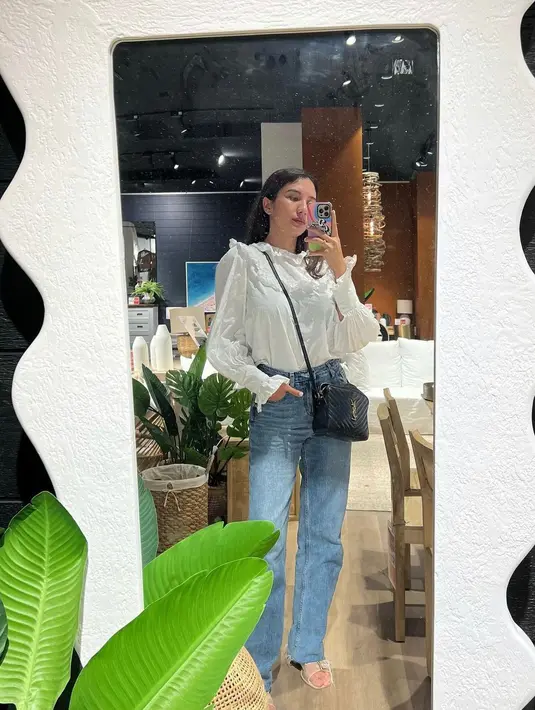 <p>Korean white top sangat cocok dipasangkan dengan celana jeans.&nbsp;(instagram/achasinaga)</p>
