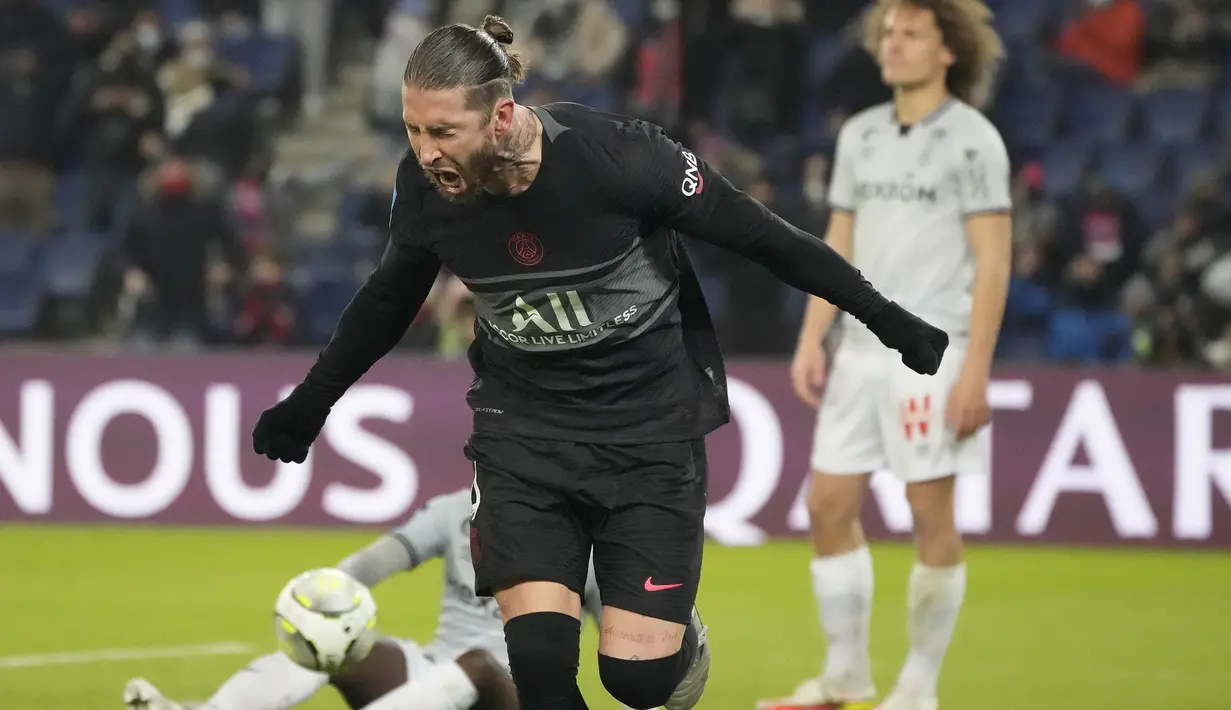 Sergio Ramos. Pemain asal Spanyol berusia 35 tahun yang baru musim 2021/2022 ini pindah dari Real Madrid ke PSG setelah 16 musim berseragam Los Blancos menjadi bek tertajam dengan koleksi 75 gol hingga kini. Gol pertama untuk PSG baru dicetaknya pada 24 Januari 2022 lalu. (AP/Francois Mori)
