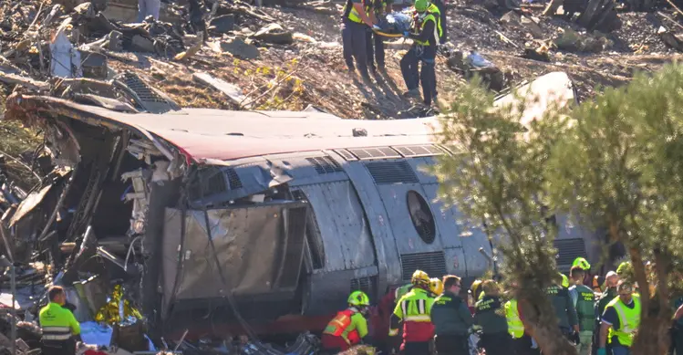 Petugas layanan darurat memberikan pertolongan kepada para korban di lokasi tabrakan dua kereta di Urda, Spanyol, Rabu (28/10/2026). (AP Photo/Manu Fernandez)
