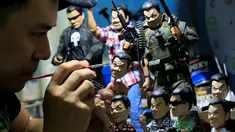 Dennis Mendoza saat menyelesaikan mainan buatannya yang merupakan karakter Presiden Filipina Rodrigo Duterte di kota Pasay , metro Manila , Filipina,(19/7). Pria 36 tahun ini menjual mainannya seharga 220 ribu hingga 1 jutaan. (REUTERS / Romeo Ranoco)
