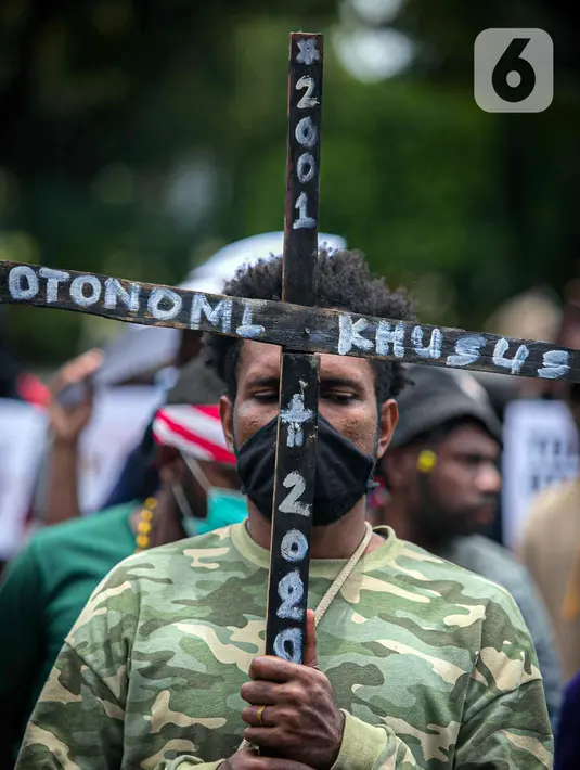 Massa Ikatan Mahasiswa Papua saat berunjuk rasa di depan Kementerian Dalam Negeri, Jakarta, Rabu (24/2/2021). Dalam aksinya mereka mengutuk tindakan elite politik Papua yang mengatasnamakan rakyat Papua untuk mendukung Otonomi Khusus (Otsus). (Liputan6.com/Faizal Fanani)