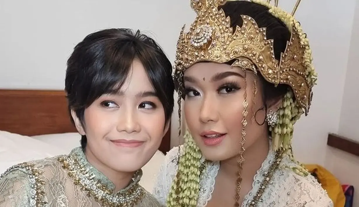 Selain mengenakan kebaya, ia juga tampak menggunakan dress modern bernuansa hijau yang mewah. [Foto:  Zanacobhita/tmd]