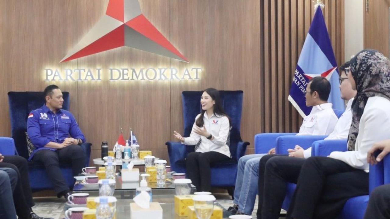 Angela yang juga merupakan Ketua Desk Pilkada Partai Perindo ini didampingi pula oleh Sekretaris Jenderal DPP Partai Perindo Ahmad Rofiq dan Ketua DPP Partai Perindo Bidang Hukum dan HAM Tama S Langkun serta Ketua DPP Bidang Pengembangan Kedewanan Yusuf L