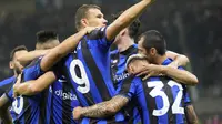 Para pemain Inter Milan merayakan setelah pemain Inter Milan Edin Dzeko, tengah, mencetak gol kedua timnya selama pertandingan sepak bola Liga Champions Grup C antara Inter Milan dan Viktoria Plzen di stadion San Siro di Milan, Italia, Rabu, 26 Oktober 2022. (Foto AP/Luca Bruno)