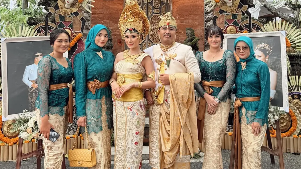 5 Potret Citra Kirana Pakai Kebaya Brokat Hijau Toska di Nikahan Sahabat Artis