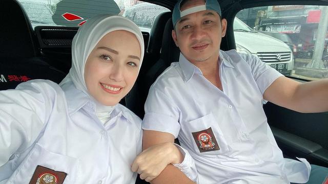 Potret 6 Pasangan Artis Pakai Seragam SMA di Ultah Ussy Sulistiawaty, Bak ABG