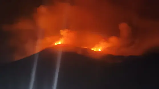 Muntahan Lava Gunung Karangetang Meluncur ke Tiga Arah