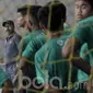 Pelatih Timnas Indonesia U-16, Fakhri Husaini, memantau seleksi Timnas Indonesia U-16 di POR Pelita Jaya, Sawangan, Sabtu, (25/03/2017). Sang pelatih, Fachri Husaini, memanggil 55 dari 930 pemain untuk seleksi. (Bola.com/M Iqbal Ichsan)