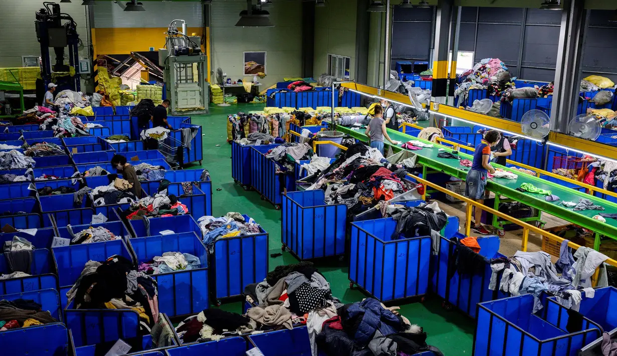 Industri fesyen juga tidak terlepas dari isu lingkungan yang disebabkan fast fashion, pakaian bekas, dan limbah industri. (ANTHONY WALLACE/AFP)