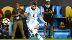 Penyerang Argentina, Lionel Messi saat melakukan tendangan bebas saat melawan Panama pada pertandingan Copa America Centenario grup D di Chicago, Amerika Srikat, (11/6). Argentina menang besar atas Panama 5-0. (Mike DiNovo-USA TODAY Sports)
