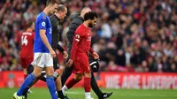 Winger Liverpool, Mohamed Salah, mengalami cedera saat bersua Leicester City pada laga pekan kedelapan Premier League yang berlangsung di Stadion Anfield, Sabtu (5/10/2019). (AFP/Paul Ellis)