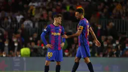 Reaksi pemain Barcelona Gavi (kiri) dan Sergio Busquets ketika gelandang Eintracht Frankfurt Filip Kostic mencetak gol ketiga timnya pada leg 2 perempat final Liga Europa di Camp Nou, Jumat (15/4/2022).  Barcelona secara mengejutkan kalah 2-3 dari Eintracht Frankfurt. (AP Photo/Joan Monfort)