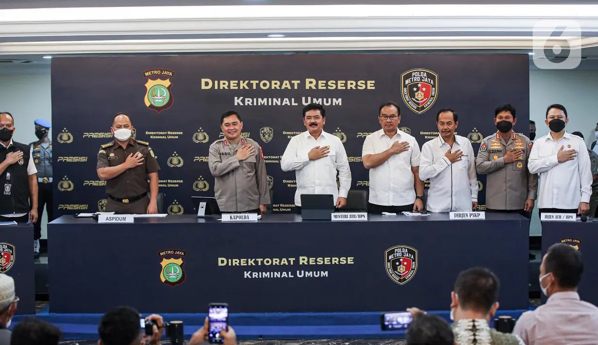 Menteri ATR/BPN Hadi Tjahjanto (tengah) bersama Kapolda Metro Jaya Irjen Pol. Fadil Imran (ketiga kiri) dan jajaran terkait saat rilis kasus mafia tanah di Gedung Ditreskrimum Polda Metro Jaya, Jakarta, Senin (18/7/2022). PS dan MB serta dua pejabat lainnya ditetapkan tersangka bersama 25 orang lainnya. (Liputan6.com/Faizal Fanani)