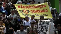Peserta aksi Bela Rohingya membawa poster ukuran besar yang bertuliskan '#Save Rohingya Stop Genosida Muslim-Myanmar'. (Liputan6.com/Fajar Abrori)