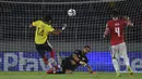 Penyerang Kolombia, Luis Diaz mencetak gol ke atas kiper Chile, Claudio Bravo pada lanjutan Kualifikasi Piala Dunia 2022 zona Amerika Selatan di Estadio Metropolitano Roberto Meléndez, Jumat (10/9/2021). Dua gol Miguel Borja memastikan Kolombia menang 3-1 atas Chile.  (Juan BARRETO/AFP)