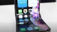 Tampilan iPhone layar lipat yang dikembangkan secara mandiri oleh tim Tech Aesthetics. (Dok: YouTube)