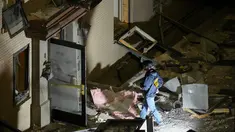 Seorang petugas mengamati area dekat pintu masuk belakang hotel Sandman Signature setelah ledakan, di Fort Worth, Texas, Senin (8/1/2024). (AP Photo/Julio Cortez)